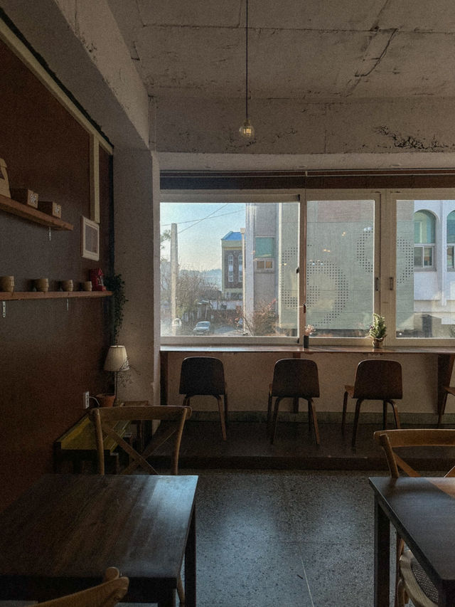 햇살이 잘 드는 따스한 감성을 지닌 카페