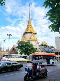 Visiting the Golden Buddha at Wat Traimit