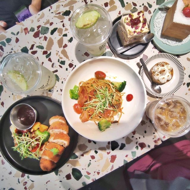 🇲🇾 JOMO Eatery: A Fusion Feast Near Sultan Mahmud Airport