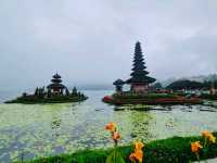 神秘の湖上寺院！バリの絶景スポット