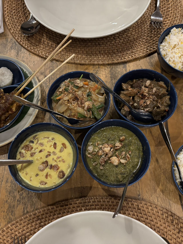  MAKAN DULU: A Tasty Stop in Tambolaka 🍽️🌞