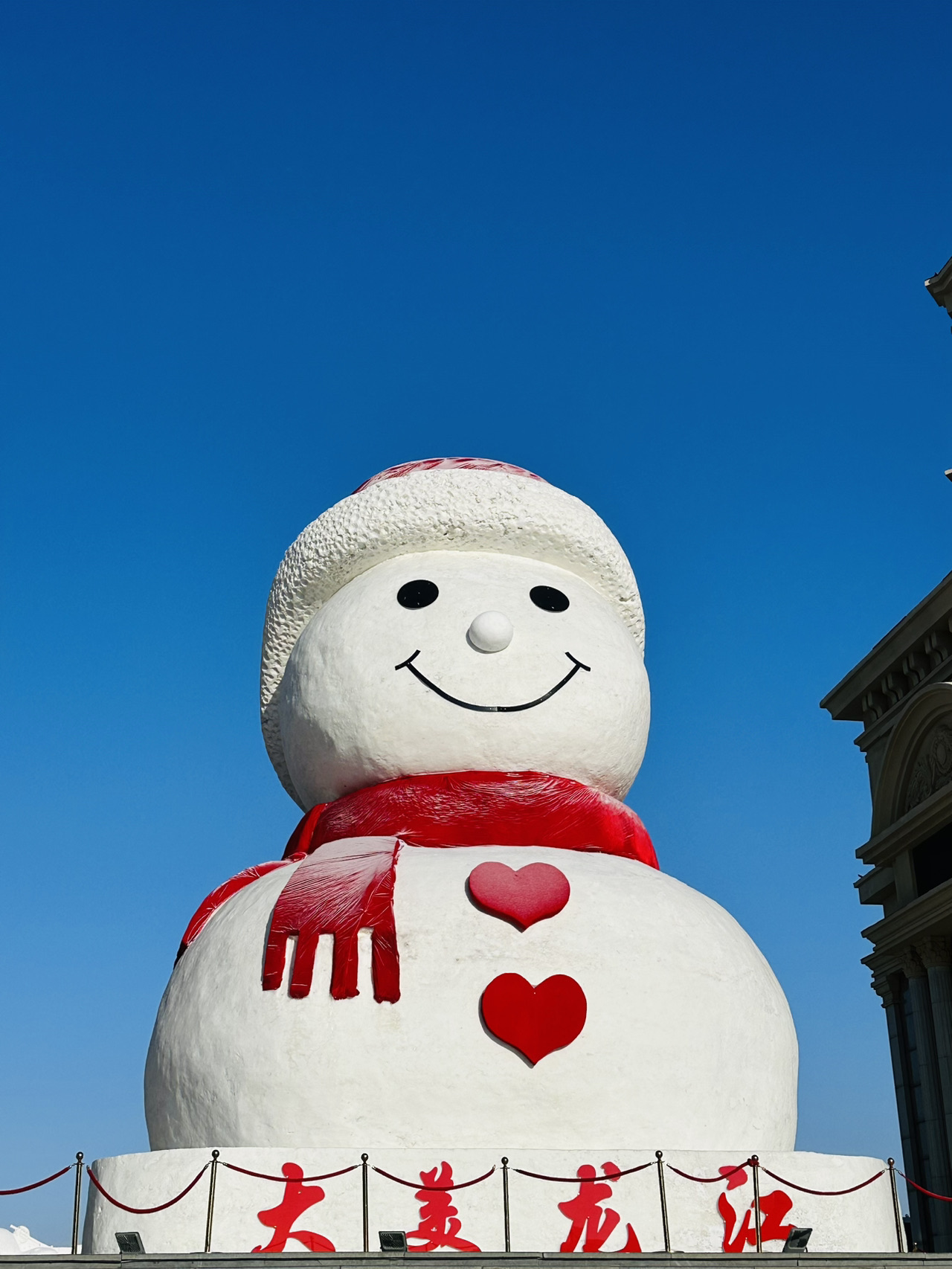 📍Overview of the Trip: Harbin is absolutely stunning for a first visit.
🚩Travel Route: We focused on saving time, so the journey took 12 hours with 2 layovers, each about an hour. On the way there, the first layover was in Kunming, where navigating immigration was confusing, and asking staff in English resulted in responses in Chinese. The second layover was in Hebei. On the way back, there was one layover in Beijing, which involved a lot of running around. The ticket price was affordable, costing around 8,000 THB.
🏖️ Must-Visit Attractions: Snow Town / Snow Valley, Valgo Manor, Ice & Snow World, Harbin Pharmaceutical Museum, Music Gallery.
🚇Transportation: Getting around the city is easy with the subway and Didi.
📷 Photo Spots: There are plenty of spots to take pictures. Anywhere with snow looks beautiful.
🍜 Recommended Food: A variety of options with generous portions.
🏠 Accommodation Tips: Personally, I didn’t focus much on accommodations but prioritized convenience, staying near subway stations and tourist attractions.
💡Tips: Besides Alipay and WeChat, carry some cash. Be cautious of pickpockets, as they can be found anywhere in the world. Stay vigilant.