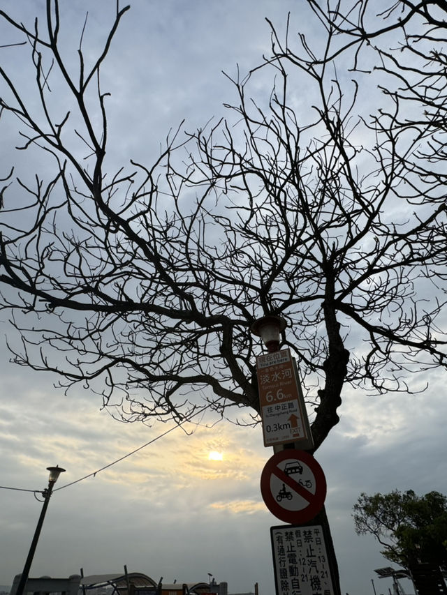 淡水老街金色水岸：河畔的浪漫與懷舊🌅🚶