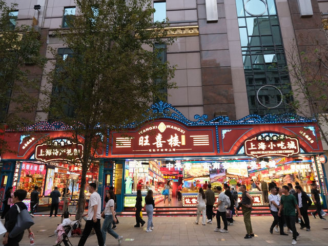 Eat, shop, and stroll around the city’s landmarks on ‘Nanjing Road’ in Shanghai.🏫✨