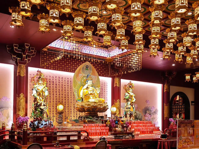What’s Interesting at Buddha Tooth Relic Temple?
