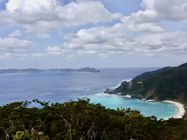 於渡嘉敷島（沖繩最大離島）騎機車ㄧ日遊