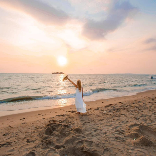 ที่พักริมทะเลมู๊ดดีหาดจอมเทียนสระว่ายน้ำสวย