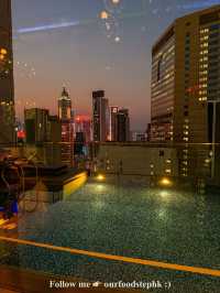 ☞ 頂樓泳池旁的Bar！夜景+美食+調酒三重享受！