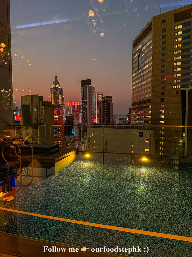 ☞ 頂樓泳池旁的Bar！夜景+美食+調酒三重享受！
