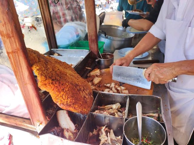 ร้านเด็ด ตำนานหมูแดงหมูกรอบ บ้านโป่ง