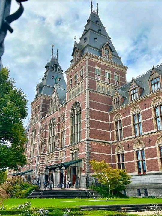 an informative and great experience learning about the Dutch and their involvement and experience