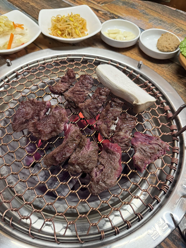 광주 운암동 소고기집 – 참숯 위에 올라간 1등급 한우의 풍미