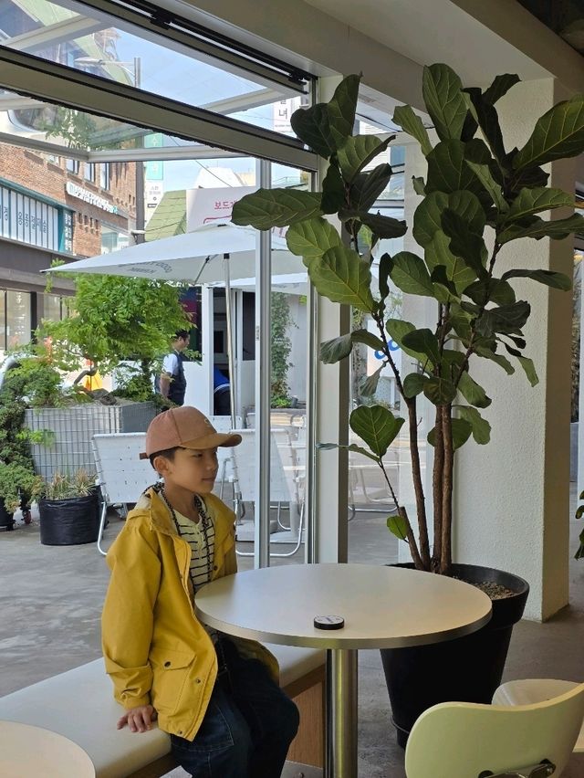 가로수길에서 만나는 감성 카페, KRMK CAFE