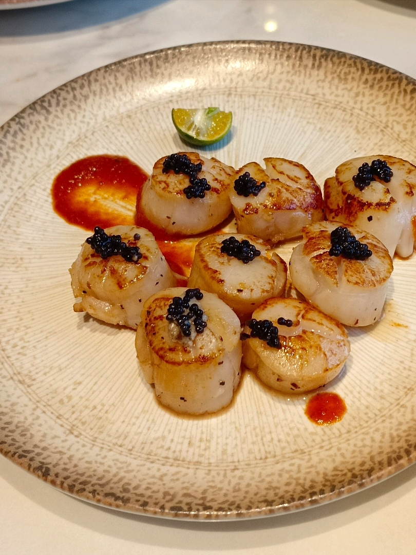 #Grand Hi Lai Hotel Taipei #Island Buffet Restaurant

After 2 months, I came back to enjoy 3H lunch❤️
After 10% discount on co-branded card, $1490/person

I have been to the island 6 times since its opening. I was not very satisfied the first time, but in the past six months I have only been dining there once every 2 months!

The price difference between lunch and dinner on weekdays is $300, and the meal time is only half an hour different. The difference in the dining table is not big, so lunch is more recommended.

The holiday dining table is not much different, lunch and afternoon tea are both 2.5 hours, dinner is 3.5 hours, but one more portion can be served with half a lobster, it depends on your preference☺️

Island Language is themed around eight islands, namely, refreshing, abundant, brilliant, delicious, fresh, roasted, stewed, and colorful. Its specialty is one island with one wine pairing, with over 200 dishes.

The Nangang store is designed with a long and narrow environment. This time I sat in Area C (the beverage area at the end), and I felt obviously at a disadvantage.

Only desserts and fruits are convenient. If you want to go to the door, the bartending, fresh food and fried grill areas are quite far away.

A raw seafood table with sake
This area is the biggest battleground after the crowd enters. The sashimi and sushi are of good quality, but there is a queue for an hour before.

Fresh, all kinds of fresh cold cuts, appetizers and salads with white wine. Today's red crabs are big and sweet.

Roasted with red wine
In addition to freshly fried scallops and prawns, there are also high-end steakhouses, grilled meats, freshly fried American steaks (the sign says fillet but the chef said it’s not 😅), rosemary lamb chops and tomahawk pork chops

Choose two from three frying pans, and if there's no queue after one o'clock, you can order more!

Meal, served with millet wine
Classic Chinese dishes include the Michelin Guide-recommended Taiwanese cuisine Dongpo pork from Fuyuan, Mingrenfang's abalone siu mai, roasted cherry duck with crispy skin, abalone, squid, snail meat, garlic, and Changchun rolls.
Fresh meat loves roast duck, and there are two notices on the table saying the duck is ready to be roasted 😂

Pots, various freshly cooked soups and pots
It's amazing that the XO sauce oyster pot in this area is not as delicious as Han Lai's

Qin, the beverage counter, includes Bar TCRC co-branded cocktails and Taihu Craft Beer, which have won the honor of being one of the top 50 bars in Asia. The cocktails and sparkling wine in this area are very good. My best friend recommends Jinxuan and Metropolitan Men and Women.

Shuo, with a refreshing fruit vinegar drink
The fried and grilled food station includes warm oysters, fried oysters, fried shrimp, fried abalone and other Japanese fried foods

Bin, Happy Dessert
This time I ordered more salted bean curd, it was pretty good
It's just too small a cup.
I love the strawberry cheese in the island language 💞

This meal didn’t taste as good as last time. The grilled oysters I was looking forward to were quite fishy! Plus, they called the day before to confirm that they might need to add extra chairs for a party of eight, which felt awkward, so I didn’t make reservations for next time!

Island Buffet Restaurant
2F, Jingmao 1st Road, Nangang District, Taipei City

Weekday lunch 11:30-14:30, $1490+10%
Holiday lunch 11:30-14:00, $1790+10%
Afternoon lunch 14:30-17:00, $1490+10%
Weekday dinner 17:30-21:00, $1790+10%
Holiday dinner 18:00-21:30, $2090+10%
Holiday dinner includes half a lobster per adult

Online reservations can be made within two months.
A deposit of 500 yuan per adult is required for reservation
Cancellation is possible 48 hours before the meal date

If you drive there, you can park at the parking lot attached to Grand Hi Lai Hotel
One hour discount for every 1,000 yuan spent, up to four hours per car (dinner). It is recommended to park in the nearest area of ​​Zone A.

=oFDknk
