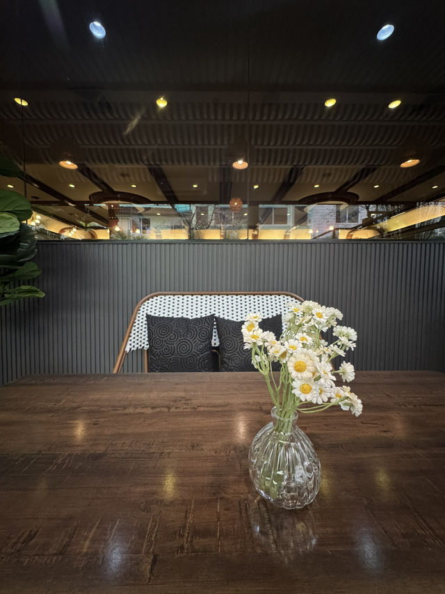Vincent Cafe คาเฟ่ชิคๆ ในโรงแรม Town in Town