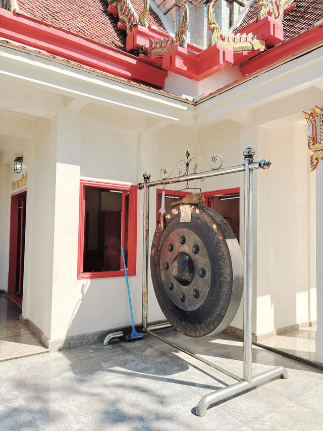 กราบไหว้ของพรที่ ศาลหลักเมือง ปราจีนบุรี