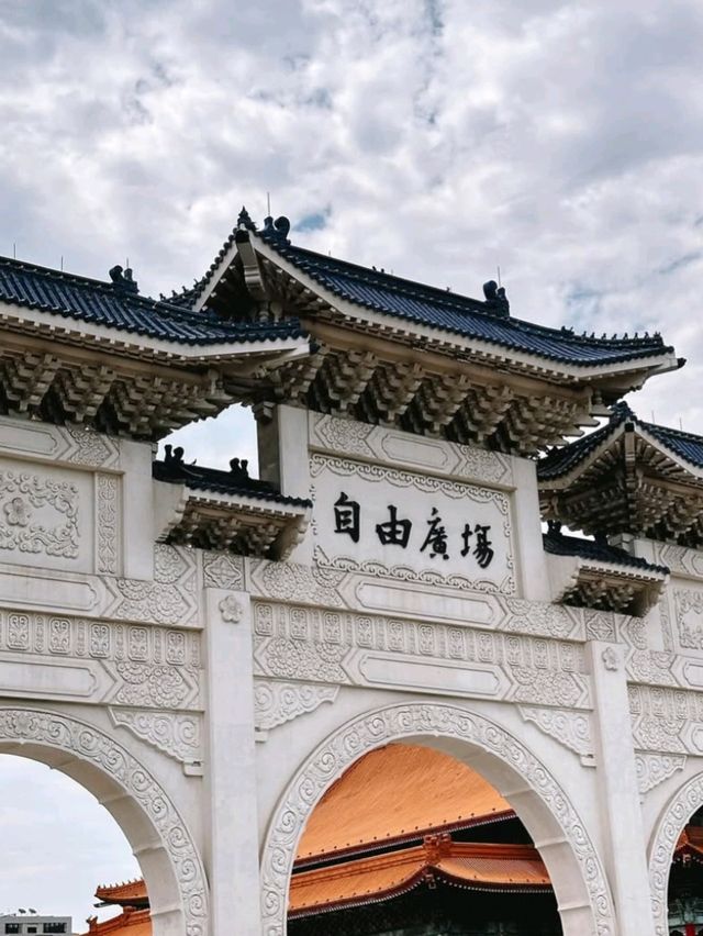 🌸 Tranquility in the Heart of Taipei – Longshan Temple Magic