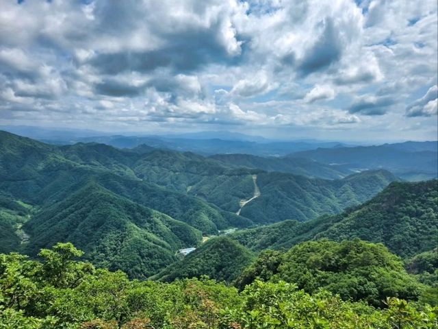 Unmusan Moods, Cloudy Trails and Quiet Peaks
