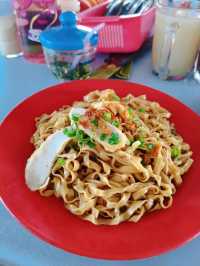 Muar Must-Eat: Uncover the Legendary Fish Paste Noodles of Hong Seng Kopitiam!