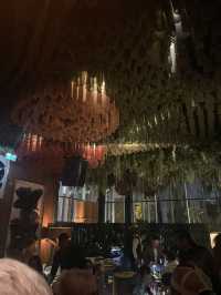 คลับร้านอาหารรวมอยู่ในที่เดียวในดูใบ