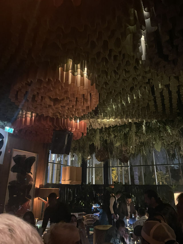 คลับร้านอาหารรวมอยู่ในที่เดียวในดูใบ