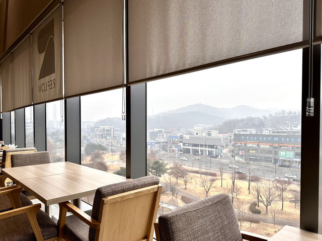 화이트 무드톤의 분위기 좋은 스타필드 브런치 카페