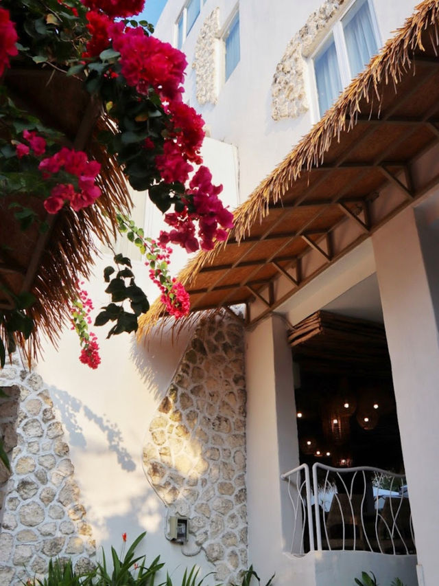 White Walls & Blue Skies – My Stay at Khaiyyara 🏩