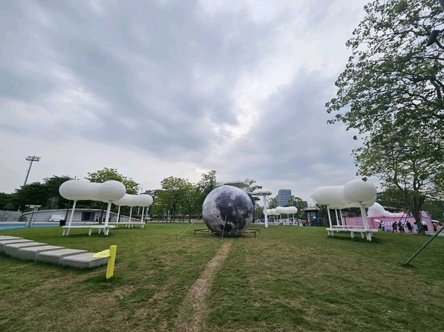 集多種娛樂設施於一身的大型娛樂綜合區