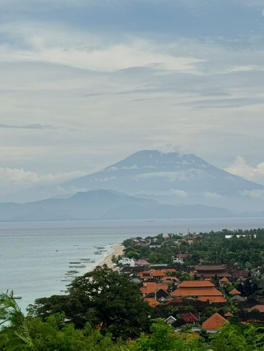 🌴 Lembongan — The Island Where Time Slows Down 🐚🍹