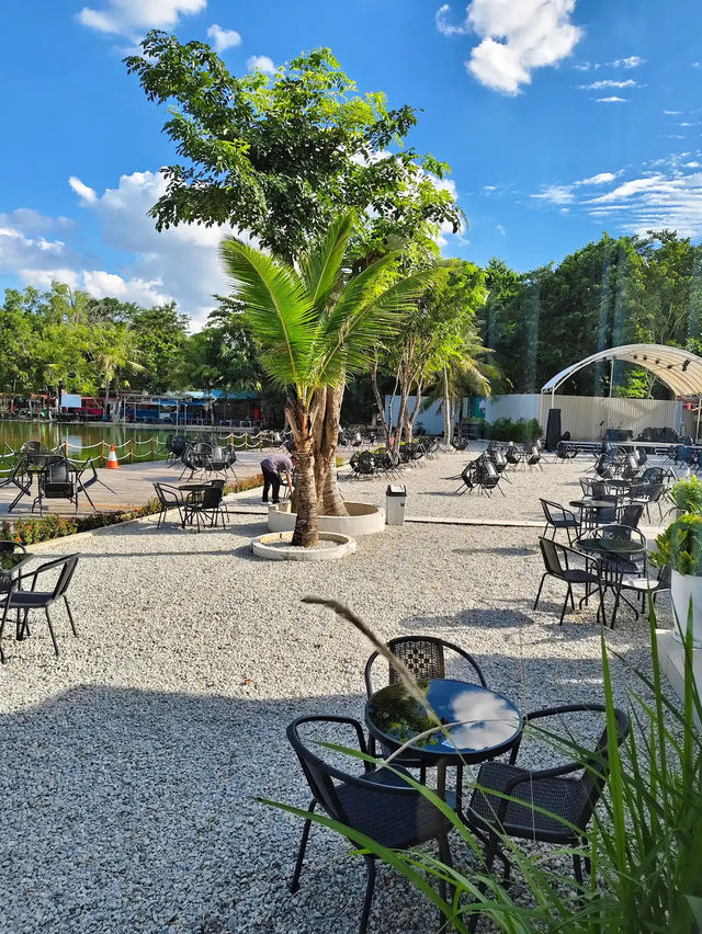 Moora Eatery: Batam’s Lakeside Flavor Haven