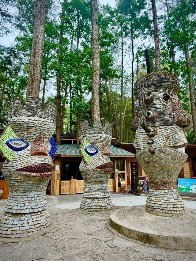 Statues at Yelang Valley