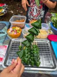  “ตักบาตรเช้าริมสะพานมอญ – วิถีมอญแบบเนิบช้าแต่เต็