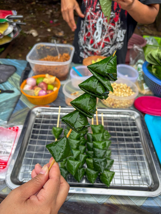  “ตักบาตรเช้าริมสะพานมอญ – วิถีมอญแบบเนิบช้าแต่เต็