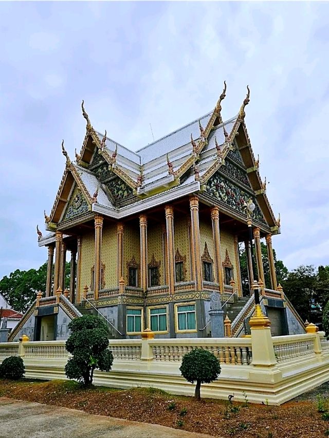 มาชมความงดงามของเจดีย์กลางน้ำที่วัดไผ่ล้อมกัน