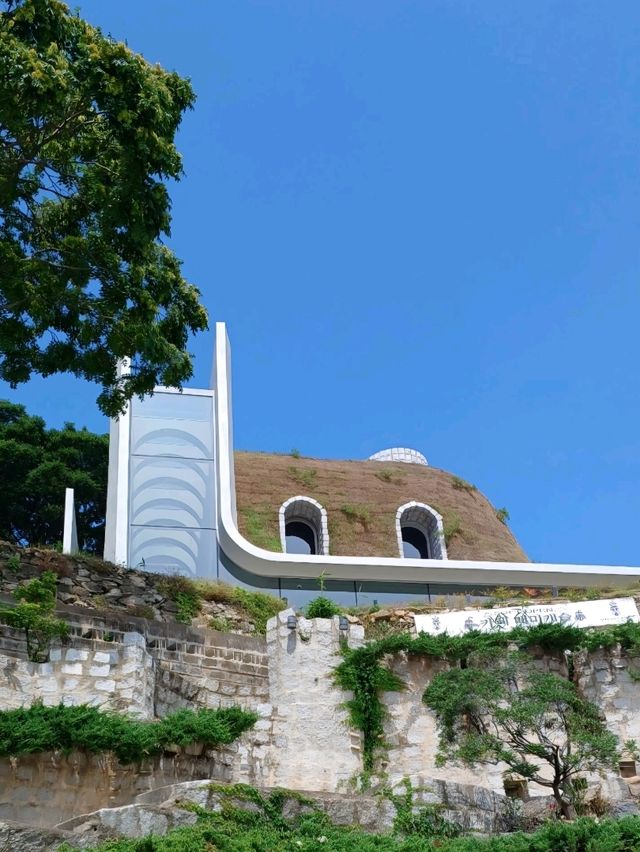 바닷가 절벽 위에 자리한 독특한 돌 성채