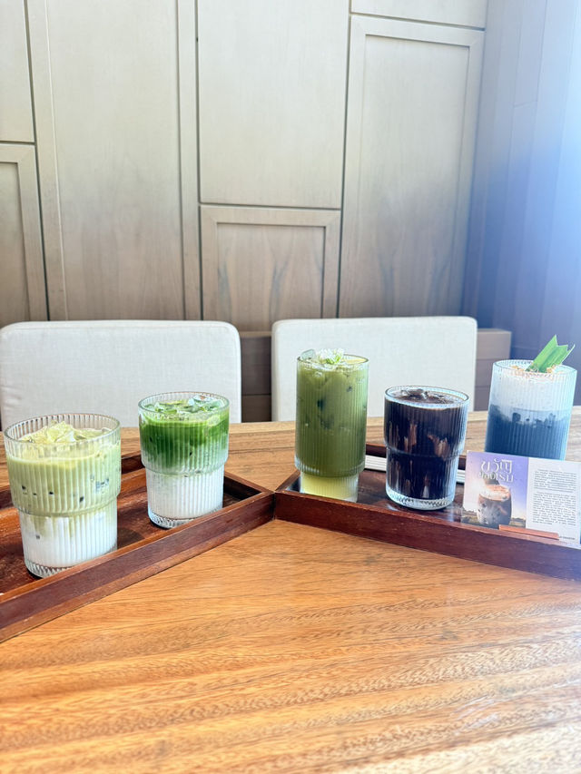 พักผ่อนหย่อนใจที่ REALM Cafe 