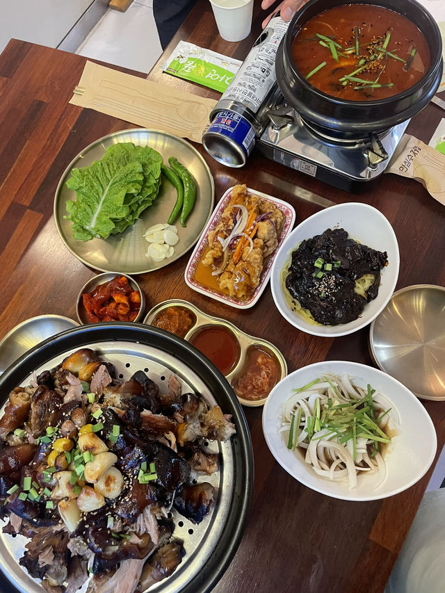 🐷 송고집 – 전남대 앞 가성비 참숯 바베큐 족발 맛집  “족발과 중식, 두 마리 토끼를 잡다” 