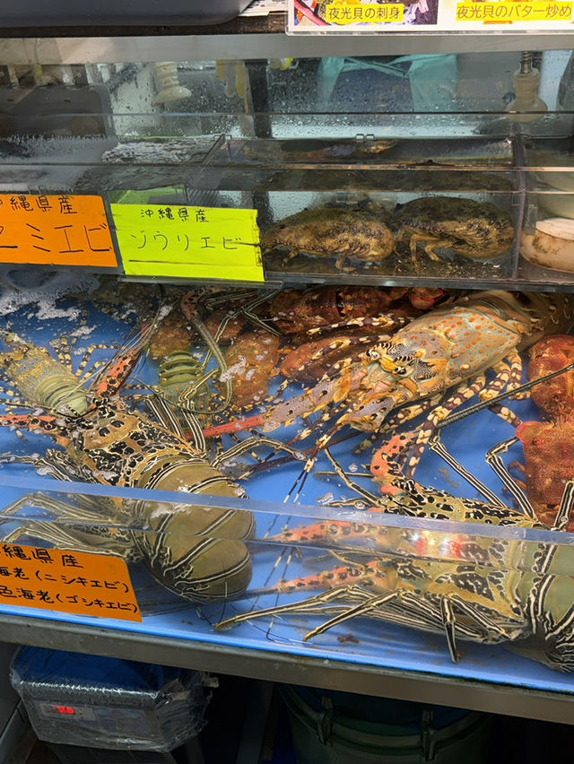 🌊 沖繩那霸牧志公設市場:沖繩廚房的鮮美海鮮與熱鬧氛圍!🦞✨ 🌊 沖繩那霸牧志公設市場:沖繩廚房的鮮美海鮮與熱鬧氛圍!🦞✨