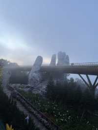 สะพานมือยักษ์ Golden Bridge
