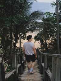 🌴 สะพานไม้หาดในทอน – มุมลับริมทะเลภูเก็ต 🌊