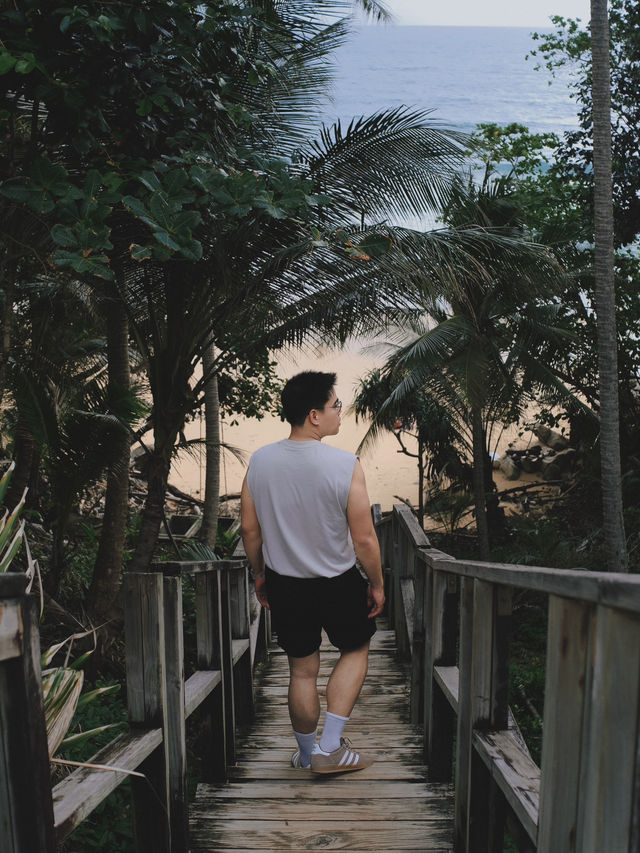 🌴 สะพานไม้หาดในทอน – มุมลับริมทะเลภูเก็ต 🌊