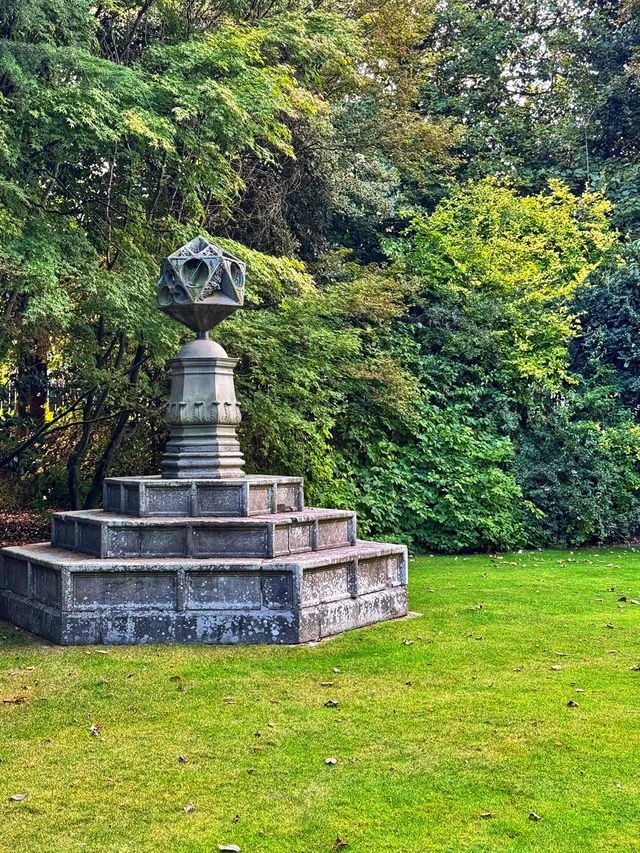 👑 Step Into Royal History at the Palace of Holyroodhouse 🏰 