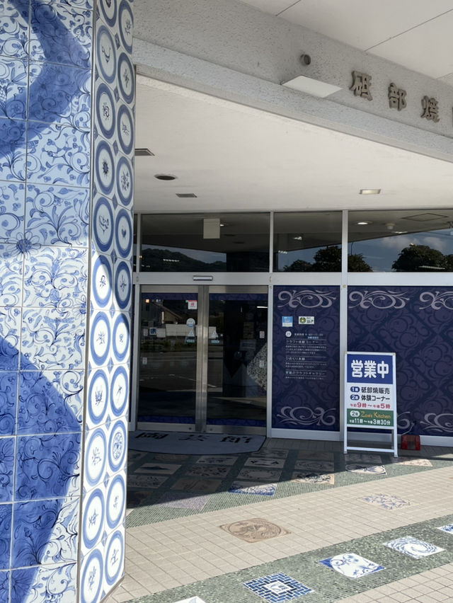 窯元直営の砥部焼の販売店 絵付体験ができます。