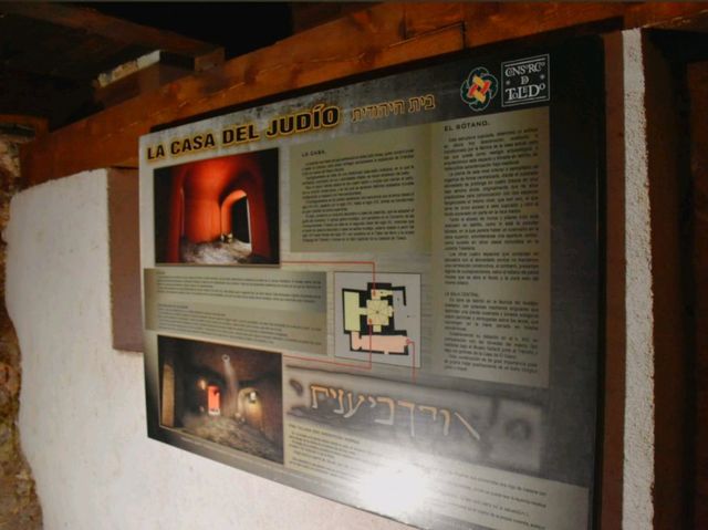 城裡唯一可以參觀的猶太浴場Casa del Judío 位於西班牙卡斯蒂利亞-拉曼恰托萊多猶太區的中心