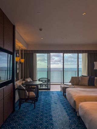 Краткий обзор отеля Ryukyu Hotel & Resort Meijo Beach 🌿

Я настоятельно рекомендую этот отель взрослым путешественникам на Окинаве, поэтому, пожалуйста, ознакомьтесь с основными моментами!

📷
Пляж и бассейн
Я много раз бывала на Окинаве, но меня поразила идеально обустроенная, похожая на курорт зона у бассейна.
В бассейне есть зоны, открытые круглый год и в зависимости от сезона, зоны для отдыха взрослых и зоны для развлечений детей… здорово, что есть выбор.
Кроме того, за бассейном находится частный пляж. Атмосфера чудесная, с возможностью наблюдать за взлетающими и садящимися самолетами в аэропорту Наха.
Я уже не так часто плещусь в океане, как раньше, но даже просто лежа на шезлонге, я чувствую себя счастливой.

Клубный лаунж
Если вы остановились в Meijo Beach, я думаю, что пакет с доступом в лаунж предлагает лучшее соотношение цены и качества. Выбор еды и напитков довольно обширен, а клиентура в целом изысканная, что делает это место комфортным для отдыха (особенно вечером, вход разрешен только лицам старше 13 лет). Идеально подходит для взрослых путешественников. Вечера были настолько приятными, что нам даже не нужно было выходить на ужин.

Номер
Двухместный номер Premier Club на верхнем этаже был роскошным и производил впечатление величия. Ванная комната с отдельной душевой кабиной была приятным дополнением.
Просторный балкон предлагал прекрасный вид на бассейн и пляж ✨
Завтрак
Если вы забронируете план с доступом в клубный лаунж, вы сможете позавтракать в клубном лаунже, а также воспользоваться основным обеденным залом за полцены ◎
Обеденный зал работает по системе «шведский стол» с широким выбором блюд японской, западной и окинавской кухни, что может привести к перееданию.
Кстати, завтрак в лаунже предлагает уникальное меню, включающее 25 видов оригинального хлеба. Кроме того, завтрак подается в лаундже до 12:00, поэтому мы использовали его как ранний обед 🌿

Итак, хотя поездка получилась довольно длинной, это было очень приятное путешествие на Окинаву для взрослых ✨

📍Отель и курорт Ryukyu, пляж Насиро
@ryukyuhotel_nashiro
963 Насиро, город Итоман, префектура Окинава
🚌40 минут на автобусе от аэропорта Наха

#отзывоботеле #путешествиепоОкинаве #Окинава #отельОкинава