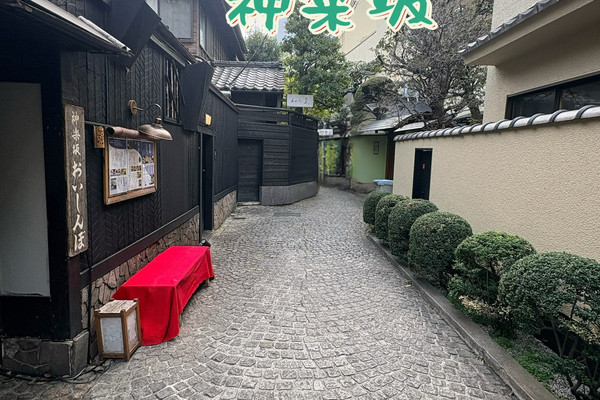 神楽坂の裏路地】石畳に残る大人の東京 | Trip.com 東京