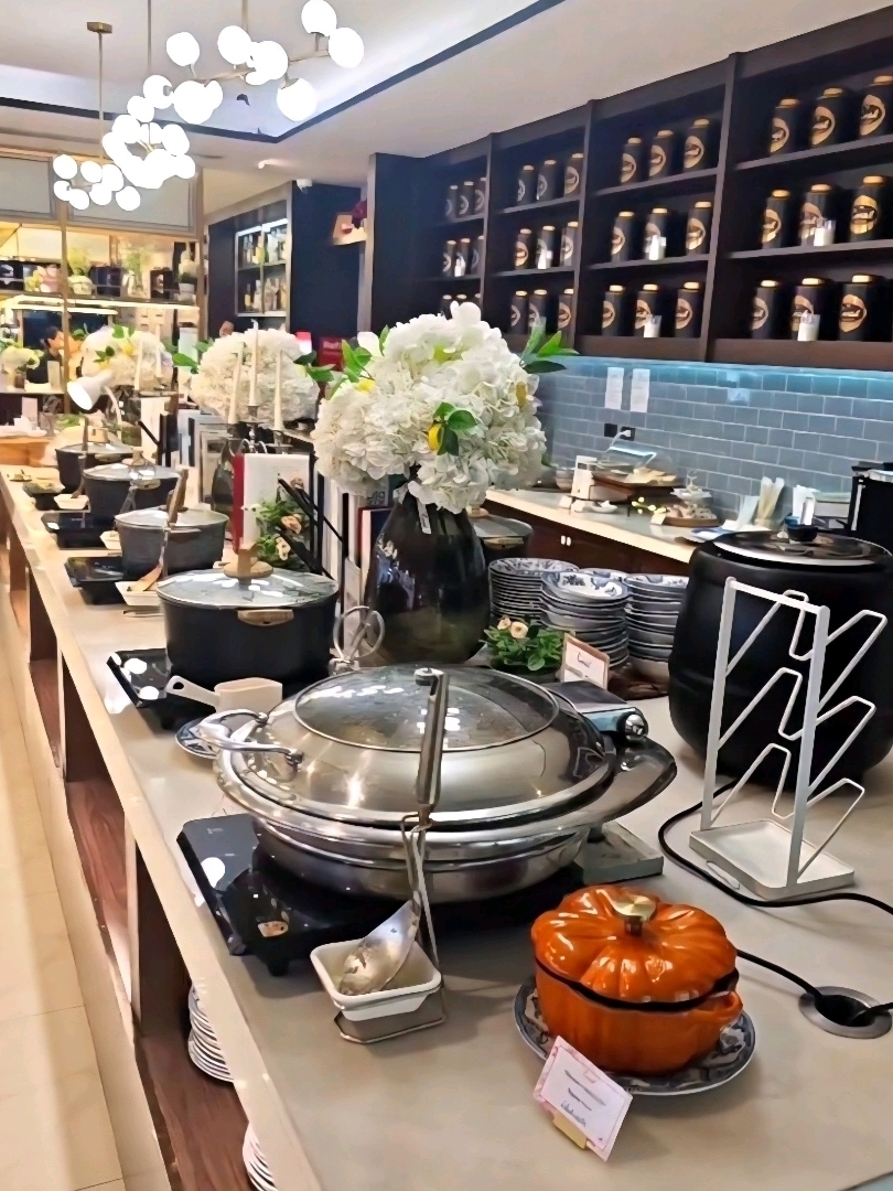 Kali ini, aku dapet kesempatan nyobain The Coral Lounge di Bandara Don Mueang secara gratis (tersedia juga di Suvarnabhumi lho). Sumpah, keren banget 😍 makanannya enak, minumannya oke, dan suasananya bener-bener di luar ekspektasi. Aku makan sambil liatin pesawat, rasanya rileks banget sebelum terbang. Di dalam lounge ada banyak pilihan makanan, dari yang asin sampai yang manis, dan kita juga bisa pesen minuman. Yang unik lagi, di sini ada layanan pijat gratis, tapi kali ini aku nggak sempet coba karena keasyikan makan dan nikmatin suasananya.

Nah, soal akses lounge gratis ini, aku dapetnya dari Trip.com. Caranya simpel banget—cukup pesan tiket pesawat atau hotel dan bayar lewat Trip.com sebanyak tiga kali, nanti kamu bakal dapet banyak peningkatan hak istimewa, salah satunya akses lounge gratis yang bisa dipakai di banyak bandara di seluruh dunia. Jadi nggak cuma terbatas di Don Mueang aja. Worth it banget buat yang sering traveling!

Intinya, aku puas banget. Makanannya enak dan pilihannya banyak, minumannya lengkap, dan suasananya nyaman banget, berasa istirahat beneran sebelum berangkat. Kalau kamu punya akses lounge gratis dari Trip.com, wajib banget dicoba! 💛✈️