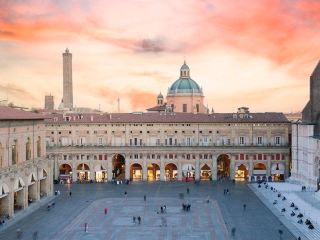 รีวิวเที่ยวโบโลญญา (Bologna) 🇮🇹🍝
เมืองเก่าแก่ของอิตาลีที่มีเสน่ห์ด้วยอาคารสีส้มแดง ทางเดินใต้ซุ้มโค้ง และอาหารอิตาเลียนชื่อดัง
📍 สถานที่แนะนำ
Piazza Maggiore ⭐⭐⭐⭐⭐
จัตุรัสใจกลางเมือง รายล้อมด้วยอาคารประวัติศาสตร์และเป็นจุดที่เหมาะสำหรับเดินเล่นและถ่ายรูป
Two Towers (Le Due Torri) ⭐⭐⭐⭐⭐
หอคอยเก่าแก่ที่เป็นสัญลักษณ์ของโบโลญญา ตั้งโดดเด่นอยู่กลางเมืองเก่า
Basilica di San Petronio ⭐⭐⭐⭐⭐
มหาวิหารขนาดใหญ่บริเวณ Piazza Maggiore โดดเด่นด้วยสถาปัตยกรรมและประวัติศาสตร์อันยาวนาน
Porticoes of Bologna ⭐⭐⭐⭐⭐
ทางเดินใต้ซุ้มโค้งที่ทอดยาวไปตามถนน เป็นเอกลักษณ์ของเมืองและเหมาะมากสำหรับการเดินเที่ยว แม้ในวันที่แดดแรงหรือฝนตก
🗓 แผนการเดินทาง
วันที่ 1
เดินเที่ยว Piazza Maggiore
ชม Basilica di San Petronio
เดินชม Two Towers
เดินเล่นตาม Porticoes
ช่วงเย็นแวะร้านอาหารท้องถิ่น
วันที่ 2
เดินเที่ยวเมืองเก่า
ชิมอาหารขึ้นชื่อของโบโลญญา
แวะคาเฟ่และตลาดท้องถิ่น
เดินชมสถาปัตยกรรมและถนนสีส้มแดง
⭐ ความประทับใจ
โบโลญญาเป็นเมืองที่มีบรรยากาศอบอุ่นและเป็นธรรมชาติมากกว่าเมืองท่องเที่ยวขนาดใหญ่หลายแห่งของอิตาลี อาคารสีส้มแดงและทางเดินใต้ซุ้มโค้งทำให้เมืองมีเอกลักษณ์ชัดเจน การเดินเล่นในเมืองเก่ารู้สึกเหมือนได้สัมผัสวิถีชีวิตของชาวอิตาลีอย่างใกล้ชิด และที่สำคัญคืออาหารของเมืองมีชื่อเสียงมาก โดยเฉพาะพาสต้าและอาหารสไตล์เอมิเลีย-โรมาญา 🍝
⭐ คะแนน
ความสวยงาม : 9.8/10
บรรยากาศ : 9.9/10
การเดินทาง : 9.7/10
ความคุ้มค่า : 9.8/10
คะแนนรวม : 9.8/10
"โบโลญญาคือเมืองที่เดินเที่ยวได้อย่างเพลิดเพลิน ทั้งสถาปัตยกรรมสีส้มแดง ซุ้มทางเดินเก่าแก่ และอาหารอิตาเลียนแสนอร่อย เป็นเมืองที่เหมาะกับการสัมผัสเสน่ห์อิตาลีแบบเรียบง่ายและเป็นกันเอง"
#TripMoments #Bologna #Italy #VisitBologna #PiazzaMaggiore #TwoTowers #SanPetronio #BolognaPorticoes #TravelItaly #TripcomCreator #เที่ยวอิตาลี #เที่ยวโบโลญญา #อาหารอิตาเลียน #ItalianFood #TravelPhotography #Wanderlust 