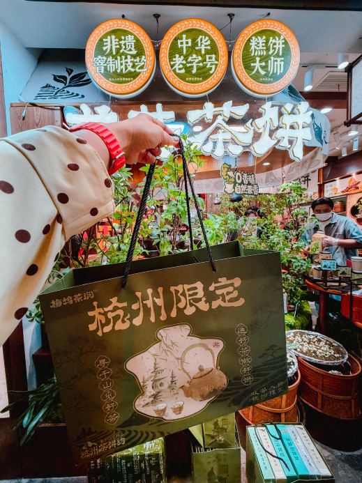 219 置物　鶴　　　SOUVENIR FOR FOREIGNERS Where to find souvenir gifts in Hangzhou | Trip.com Hangzhou