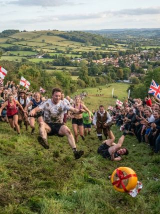 🧀🇬🇧 Did you know that…in England, there's actually a "cheese chase down a hill" competition! 😂
